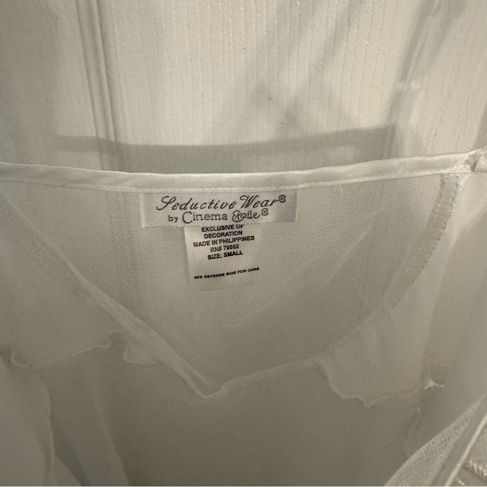 Elegant White Embroidered Women's Top - Picture 2 of 3